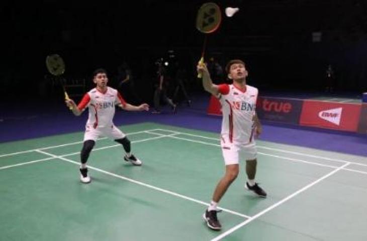 Pasangan ganda putra Indonesia, Fajar Alfian/Muhammad Rian Ardianto menjajal lapangan Impact Arena, Bangkok, Jumat (6/5/2022) jelang membela tim bulu tangkis Indonesia di ajang Piala Thomas dan Uber 2022 pada 8-15 Mei mendatang. [PBSI]