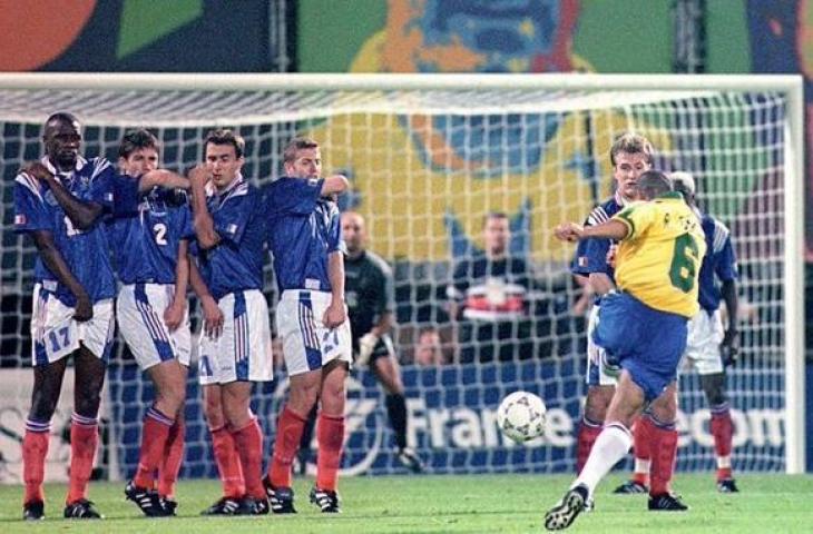 Gol tendangan jarak jauh bek Brasil, Roberto Carlos ke gawang Prancis pada 1997. (Twitter)