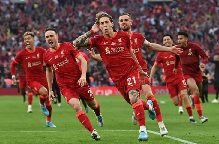 Pemain Liverpool Kostas Tsimikas rayakan gol ke gawang Chelsea dalam pertandingan final Piala FA di Stadion Wembley, Sabtu (14/5/2022). [AFP/Glyn Krik]