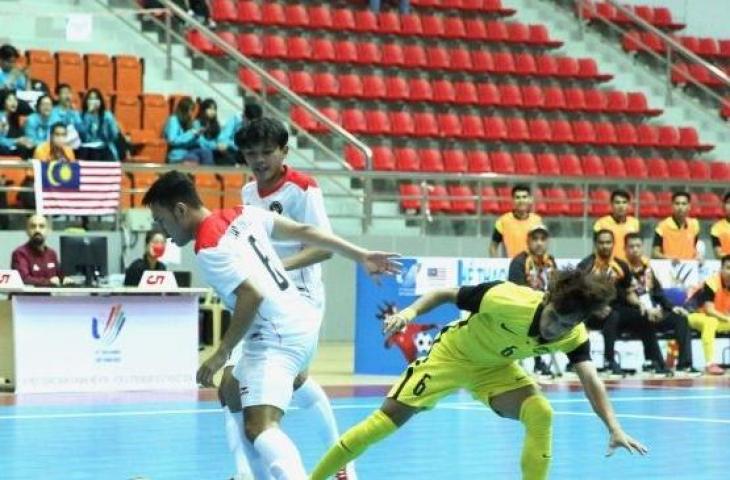 Timnas Futsal Indonesia saat menghadapi Malaysia dalam laga ketiga SEA Games 2021 di Ha Nam Gymnasium, Phu Ly, Vietnam, Senin (16/5/2022). [Federasi Futsal Vietnam/Twitter@AFFpresse]