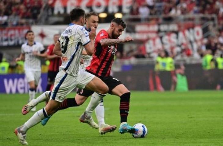 Aksi Theo Hernandez cetak gol solo run saat AC Milan kalahkan Atalanta 2-0. (AFP)