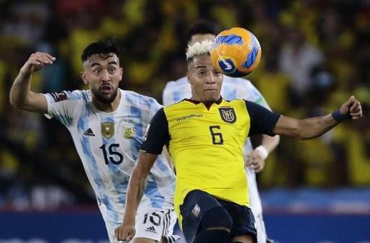 Aksi Byron Castillo saat membela Timnas Ekuador melawan Argentina di Kualifikasi Piala Dunia 2022. (AFP)