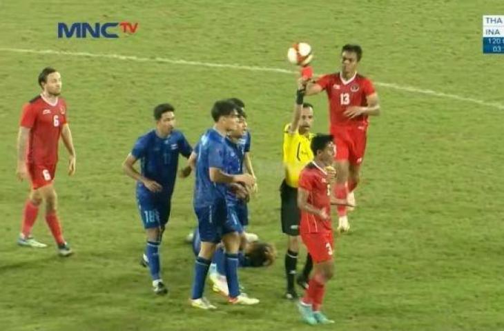 Wasit Yahya Ali Almula memberi kartu merah untuk Firza Andika. Foto: Tangkapan Layar Youtube MNCTV Official