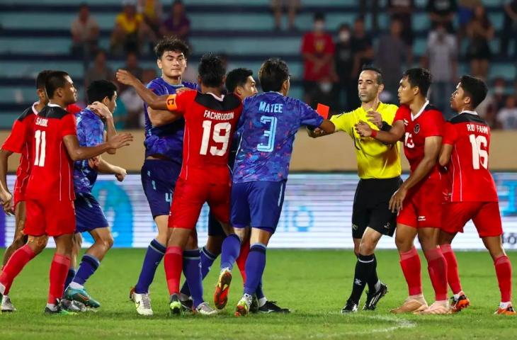 Yahya Ali Al Mulla saat memimpin pertandingan Timnas Indonesia U-23 vs Thailand di semifinal SEA Games 2021. (Reuters/Antara)