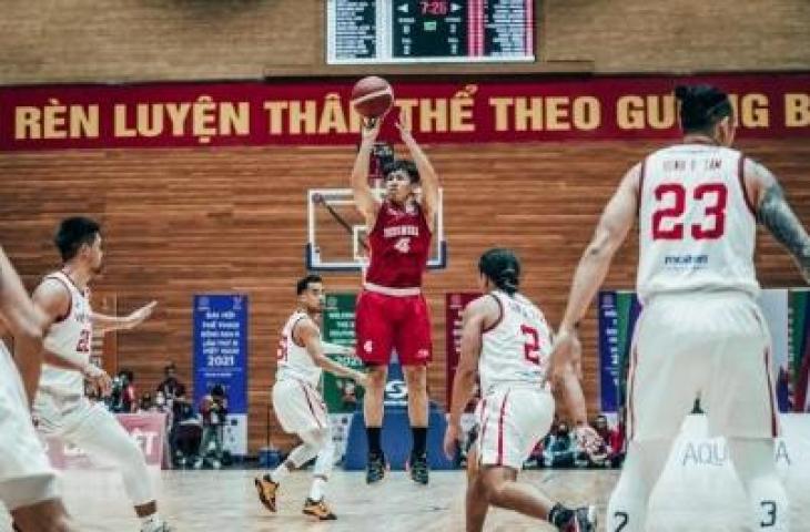 Pemain timnas basket Indonesia, Abraham Damar Grahita (tengah) di SEA Games 2021 Vietnam. [Ariya Kurniawan/Perbasi]