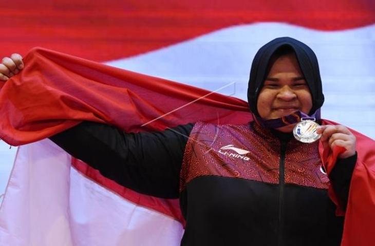 Lifter Indonesia Nurul Akmal menunjukkan medalinya usai pengalungan medali nomor +71 kilogram putri angkat berat SEA Games 2021 Vietnam di Hanoi Sports Training Centre, Hanoi, Vietnam, Minggu (22/5/2022). Nurul mendapat medali perak setelah meraih total angkatan terbaik kedua 252 kilogram. ANTARA FOTO/Aditya Pradana Putra/tom.