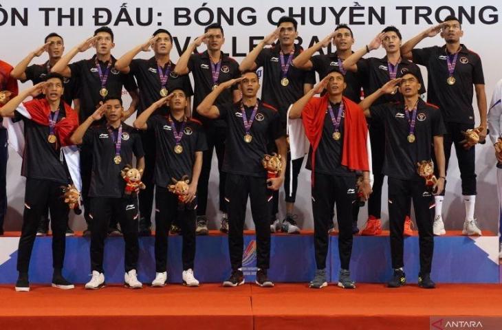 Sejumlah pebola voli putra Tim Nasional Indonesia memberi hormat kepada bendera Merah Putih saat Upacara Penghormatan Pemenang nomor bola voli putra SEA Games Vietnam 2021 di Hoa Binh Gymnastic and Sport Center, Vietnam, Minggu (22/5/2022). ANTARA FOTO/Arsakha