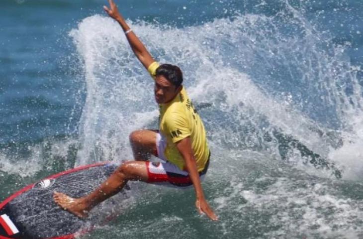 Atlet selancar asal Indonesia Rio Waida berkompetisi dalam Heat 1 selancar putra papan pendek dalam Olimpiade Tokyo 2020 di Tsurigasaki Surfing Beach, Tokyo, Jepang, Minggu (25/7/2021). (Antara/REUTERS/Lisi Niesner/rwa/cfo)