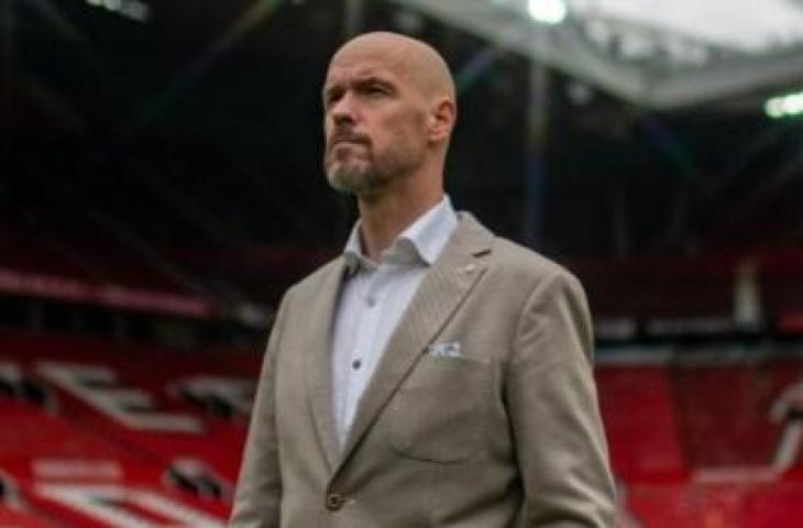 Manajer Manchester United, Erik ten Hag berpose di Stadion Old Trafford. [Manchester United]