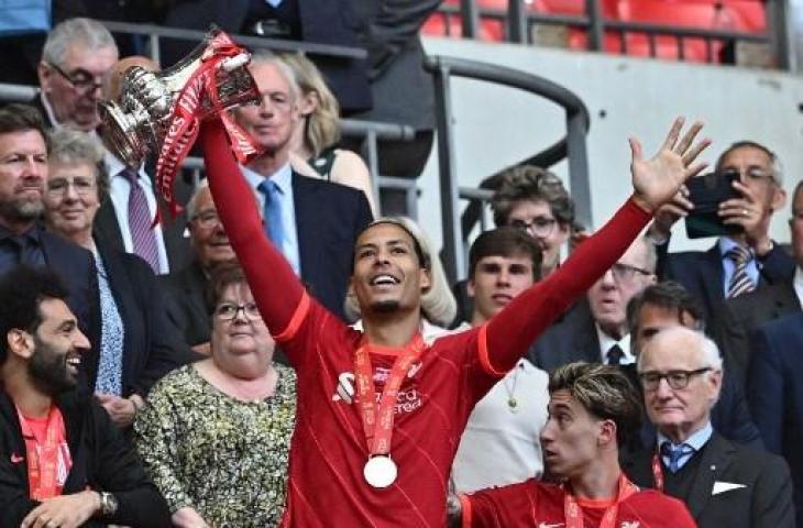 Virgil van Dijk saat mengangkat trofi Piala FA usai Liverpool mengalahkan Chelsea. (AFP)