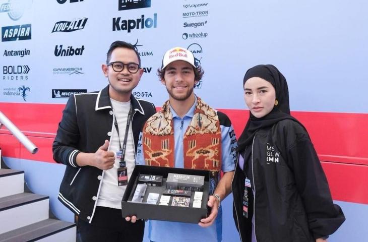 Gilang Widya Pramana atau Juragan 99 (kiri) foto bersama pembalap Gresini, Enea Bastianini di Sirkuit Mugello. (Istimewa)