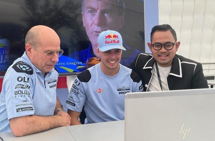 Gilang Widya Pramana atau Juragan 99 (kanan) foto bersama pembalap Gresini, Fabio Di Giannantonio di Sirkuit Mugello. (Istimewa)