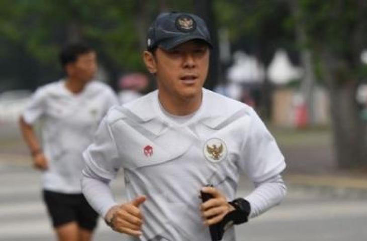 Pelatih sepak bola Timnas Indonesia Shin Tae-yong berlari saat memimpin sesi latihan perdana di Kawasan Gelora Bung Karno, Senayan, Jakarta, Kamis (26/5/2022). Timnas Indonesia memulai pemusatan latihan sebagai persiapan jelang laga FIFA Match Day Timnas Indonesia vs Bangladesh pada Rabu, 1 Juni di Bandung dan kualifikasi Piala Asia 2023 yang digelar pada 8-14 Juni di Kuwait. (ANTARA FOTO/Hafidz Mubarak A/YU)