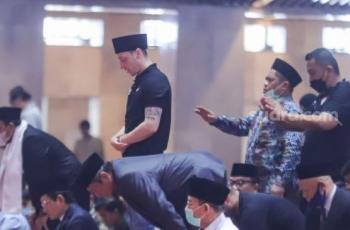 Pakai Peci Hitam, Intip Momen Mesut Ozil Salah Jumat di Masjid Istiqlal