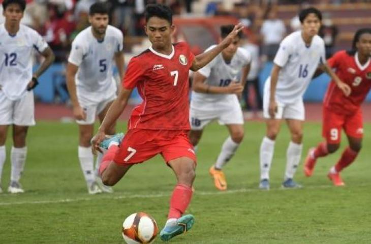 Pemain Timnas Indonesia, Marselino Ferdinan melakukan tendangan pinalti ke gawang Timnas Filipina di ajang SEA Games 2021, Jumat (13/5/2022). (ANTARA FOTO/Zabur Karuru/YU)