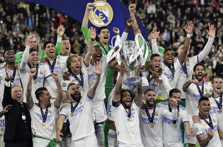 Pemain Real Madrid merayakan juara Liga Champions 2021-2022 di Stade de France, Minggu (29/5/2022). (AFP/Javier Soriano)