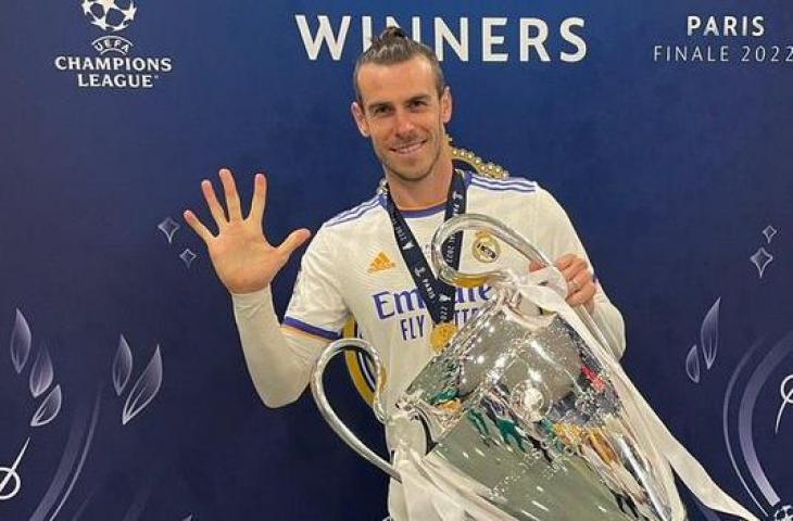 Gareth Bale angkat trofi Liga Champions. (Twitter)