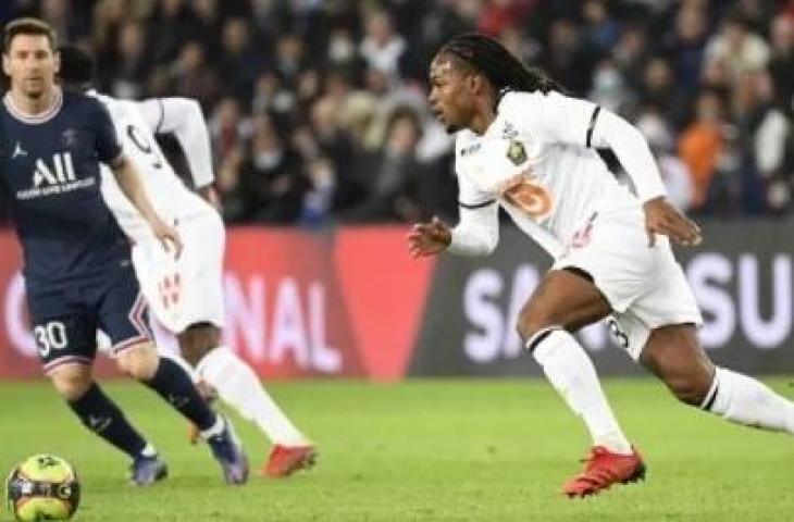 Gelandang Lille asal Portugal Renato Sanches (kanan) mengontrol bola di depan penyerang Paris Saint-Germain Argentina Lionel Messi (kiri) selama pertandingan sepak bola L1 Prancis di stadion Parc des Princes, di Paris, 29 Oktober 2021. Bertrand GUAY / AFP