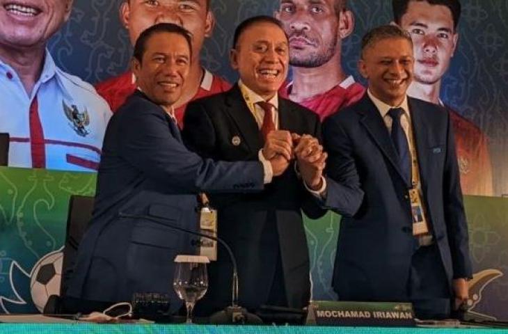 Ketua Umum PSSI, Mochamad Iriawan (tengah) berfoto bersama Wakil Ketua Umum PSSI Iwan Budianto (kanan) dan Sekretaris Jenderal PSSI Yunus Nusi usai Kongres Biasa PSSI 2022 di Bandung, Senin (30/5/2022). (Michael Siahaan)