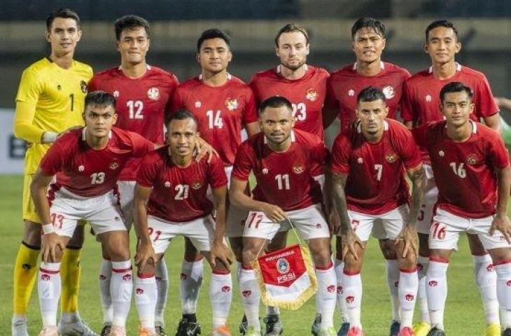 Tim sepak bola Timnas Indonesia foto bersama saat laga persahabatan FIFA Indonesia melawan Bangladesh di Stadion Si Jalak Harupat, Kabupaten Bandung, Jawa Barat, Rabu (1/6/2022). ANTARA FOTO/M Agung Rajasa/nz