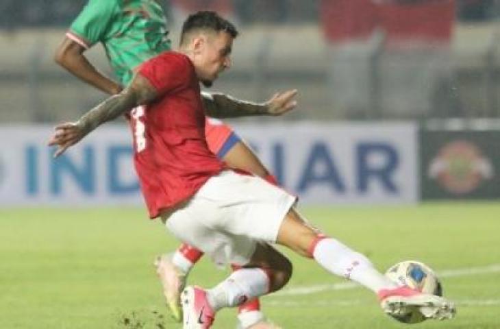 Pemain timnas Indonesia, Stefano Lilipaly ketika menghadapi Bangladesh dalam laga uji coba FIFA Matchday di Stadion Si Jalak Harupat, Bandung, Rabu (1/6/2022) malam WIB. [PSSI]