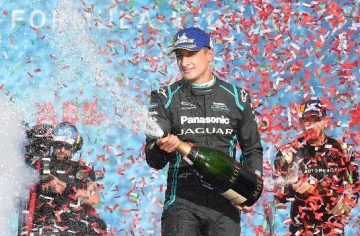 Pebalap Formula E asal Selandia Baru dari tim Jaguar Racing Mitch Evans (tengah) merayakan kemenangannya di podium pada seri Roma E-Prix dalam kejuaraan mobil listrik Formula E 2018-2019 di distrik EUR Roma pada 13 April 2019. Andreas SOLARO / AFP.