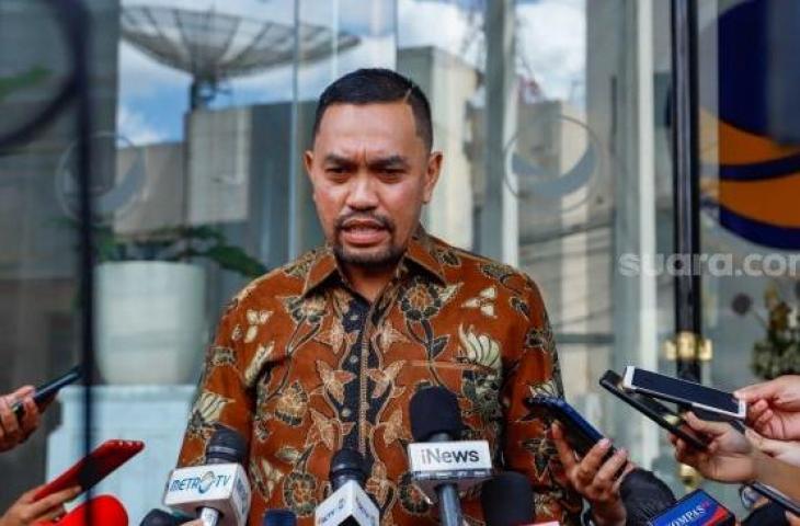 Ketua Panitia Pelaksana Formula E Jakarta Ahmad Sahroni saat ditemui awak media di kawasan Gondangdia, Jakarta Pusat, Rabu (1/5/2022). [Suara.com/Alfian Winanto]