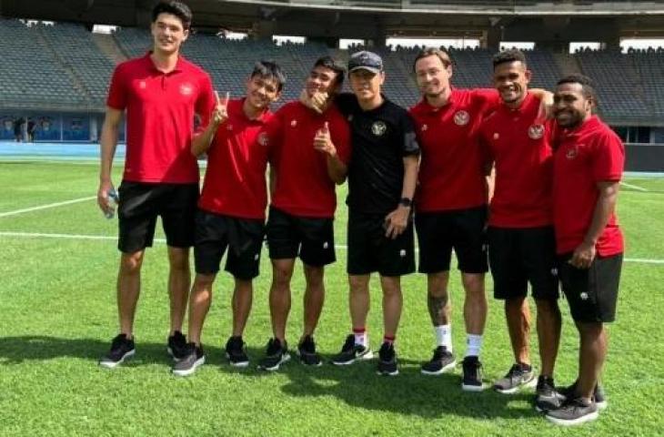 Shin Tae-yong dan pemain Timnas Indonesia di Stadion Jaber Al-Ahmad International. (Instagram/@shintaeyong7777)