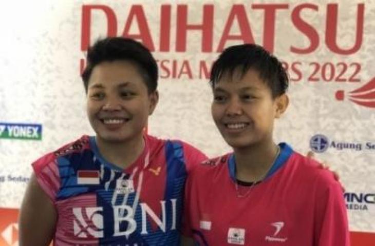 Ganda putri Indonesia, Apriyani Rahayu/Siti Fadia Silva Ramadhanti mengalahkan Vivian Hoo/Chiew Sien asal Malaysia dan melenggang ke perempat final Indonesia Masters 2022 di Jakarta, Kamis. (ANTARA/Roy Rosa Bachtiar)