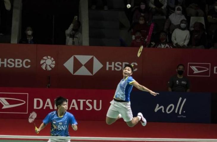 Pebulu tangkis ganda putri Indonesia Apriyani Rahayu (kanan) dan Siti Fadia Silva Ramadhanti (kiri) mengembalikan kok ke ganda putri Belanda Debora Jille/Cheryl Seinen pada babak kualifikasi Daihatsu Indonesia Masters 2022 di Istora Senayan, Jakarta, Selasa (7/6/2022). ANTARA FOTO/Muhammad Adimaja/foc