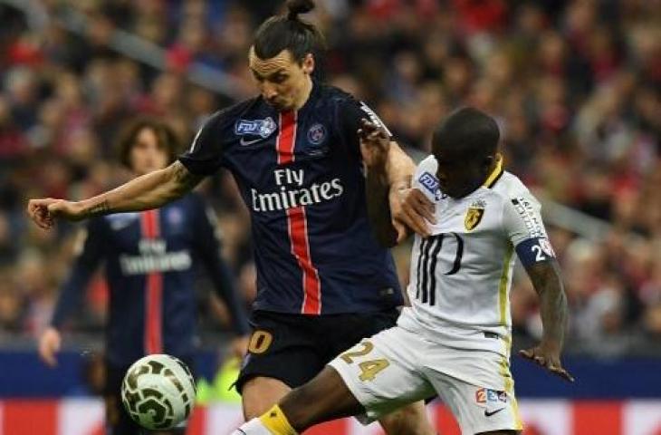 Rio Mavuba saat berduel dengan Zlatan Ibrahimovic. (Fanck Fifa/AFP)