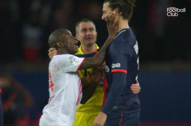 Momen pemain Lille, Rio Mavuba tampar wajah Zlatan Ibrahimovic. (Twitter/@canal+)