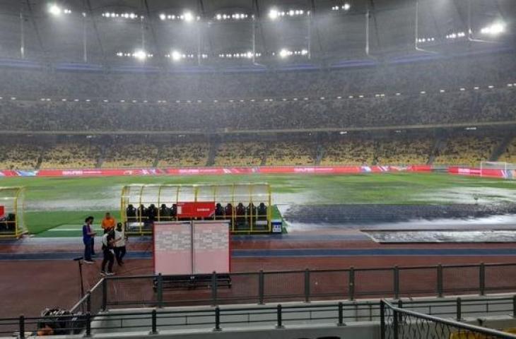 Stadion Bukit Jalil di Malaysia banjir saat gelar Kualifikasi Piala Asia 2023. (Twitter/@skumar176)