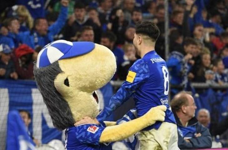 Maskot klub Schalke 04 bernama Erwin. (AFP)