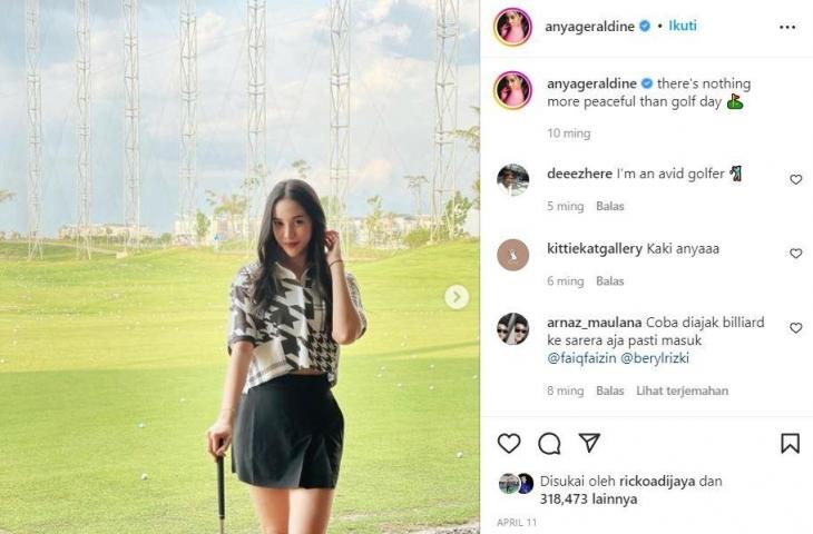 Anya Geraldine bermain golf. (Instagram/@anyageraldine)