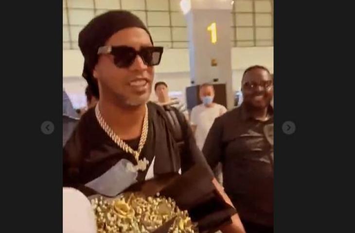 Ronaldinho tiba di Indonesia. (Instagram/@raffinagita1717)