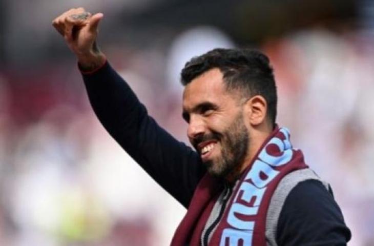 Carlos Tevez melakukan salam kehormatan sebelum pertandingan sepak bola Liga Premier Inggris antara West Ham United dan Burnley di Stadion London, di London.  (AFP/JUSTIN TALLIS)