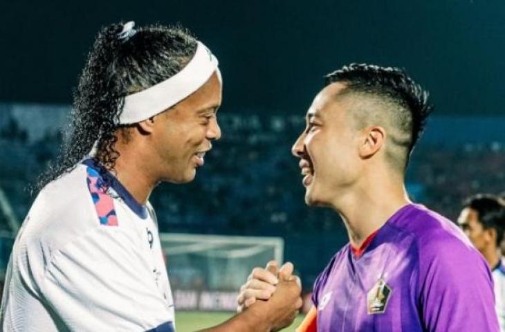 Ronaldinho dan pemain Persik Kediri Arthur Irawan di laga trofeo. (Persik Kediri)