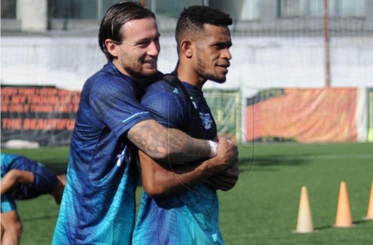 Ricky Kambuaya dipeluk oleh Marc Klok dalam sesi latihan perdananya bersama Persib Bandung. (Dok. Persib)