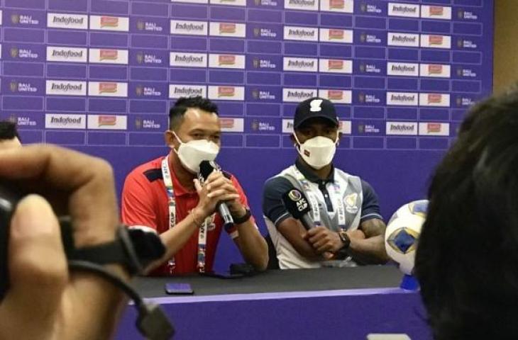 Pelatih Visakha FC Meas Channa (kiri) dan Pemain Visakha FC Paulo Victor Costa Soares (kanan) memberi keterangan kepada jurnalis saat jumpa pers di Badung, Bali, Minggu (26/6/2022). ANTARA/Genta Tenri Mawangi