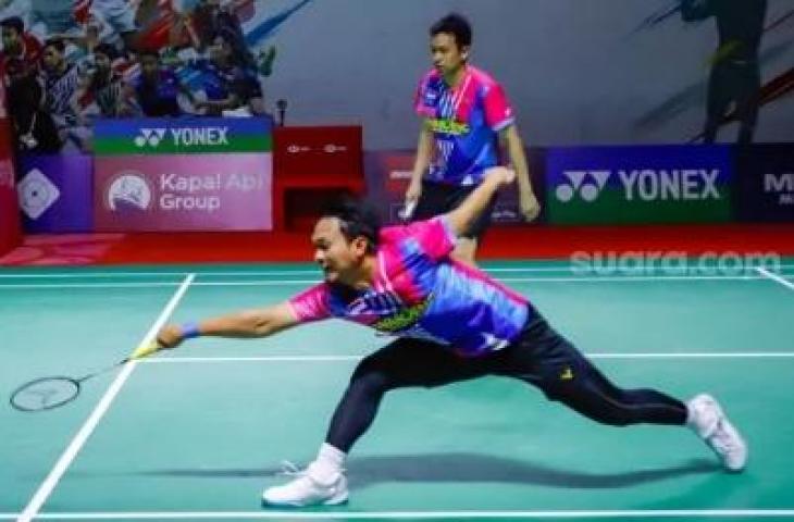 Pebulu tangkis ganda putra Indonesia Mohammad Ahsan dan Hendra Setiawan melakukan serangan kepada pebulu tangkis ganda Denmark Jeppe Bay dan Lasse mohhede pada babak kualifikasi Daihatsu Indonesia Master 2022 di Istora Senayan, Jakarta Pusat, Selasa (7/6/2022). [Suara.com/Alfian Winanto]