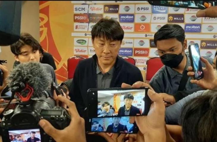 Pelatih Timnas Indonesia U-19, Shin Tae-yong saat memberikan keterangan, Jumat (1/7/2022). (Suara.com/Adie Prasetyo Nugraha).