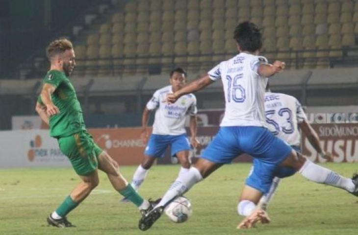 Pemain PSS Sleman Ze Valente dihadang dua pemain Persib Bandung dalam pertandingan perempatfinal Piala Presiden 2022 yang berlangsung di Stadion Si Jalak Harupat, Jumat (1/7/2022). [Suara.com/Ronald Seger Prabowo]