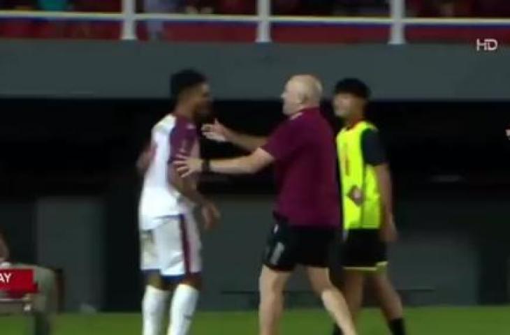 Pemain PSM Makassar tendang bola ke ballboy di Piala Presiden 2022. (Twitter/@eddyroso)