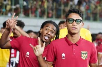 Marselino Ferdinan dan Ronaldo Kwateh Jadi Incaran Foto oleh Fan Cilik usai Latihan Timnas Indonesia U-19