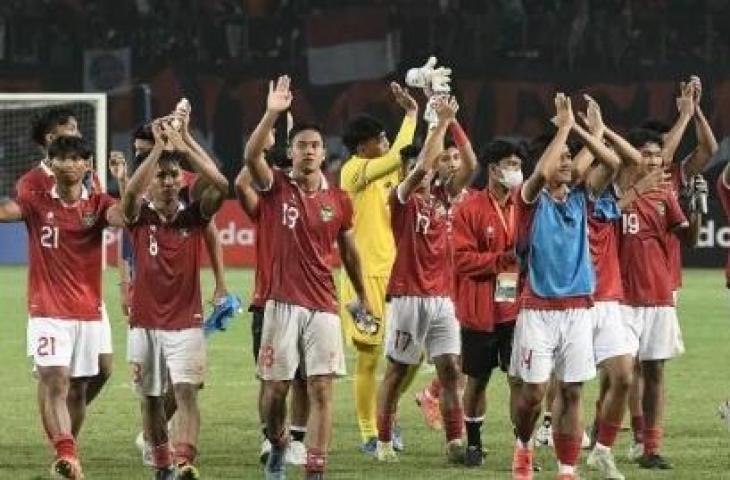 Sejumlah pesepak bola Tim Nasional Indonesia U-19 menyapa penonton usai pertandingan pesepak bola Tim Nasional Thailand U-19 Chanapach Buaphan (kanan) dalam laga penyisihan Grup Piala AFF U19 2022 di Stadion Patriot Chandrabhaga, Bekasi, Jawa Barat, Rabu (6/7/2022). Pertandingan itu berakhir 0-0. ANTARA FOTO/ Fakhri Hermansyah/foc.