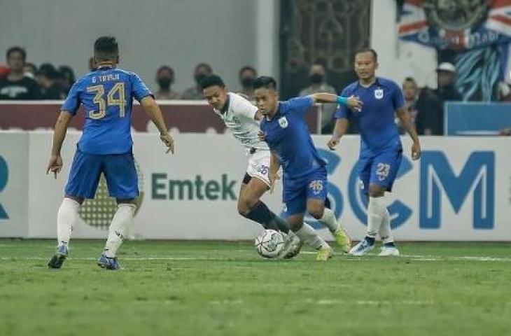 Potret aksi pemain PSIS Semarang saat melawan Arema FC di leg pertama semifinal Piala Presiden 2022. (Dok. PSIS Semarang)