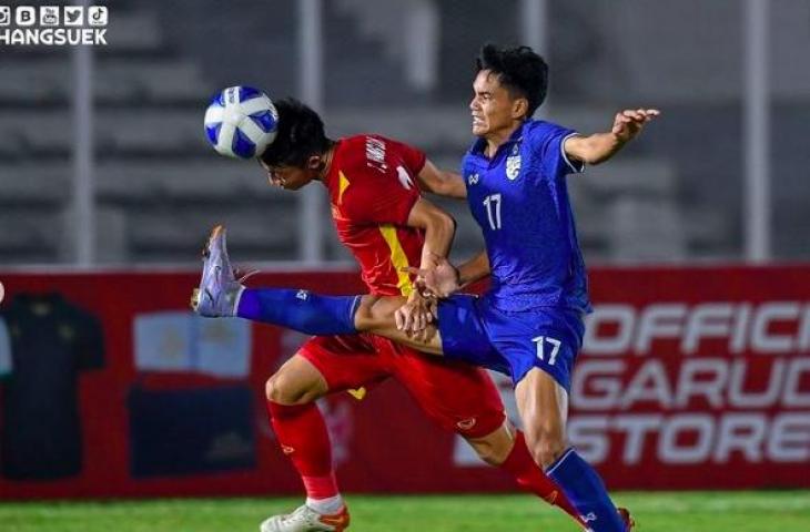 Potret laga Vietnam vs Thailand di Piala AFF U-19 2022 terindikasi curang. (Instagram/changsuek)