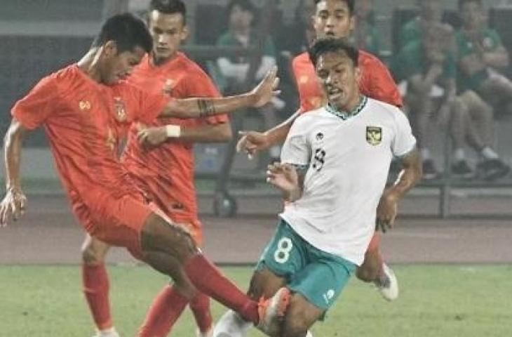 Pemain Timnas Indonesia U-19, Arkhan Fikri (kanan) berebut bola dengan pemain Timnas Myanmar U-19 dalam laga penyisihan Grup Piala AFF U-19 2022 di Stadion Patriot, Bekasi, Minggu (10/7/2022). [ANTARA FOTO/ Fakhri Hermansyah]