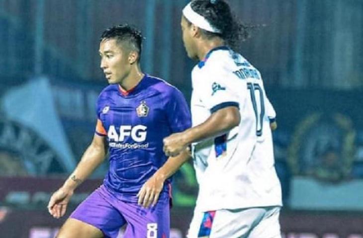 Kapten Persik Kediri, Arthur Irawan, dengan Ronaldinho. (Ist)